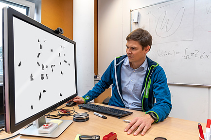 TU Graz computer scientist sits at the computer