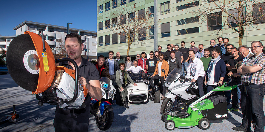 Eine Gruppe Menschen, links ein Mann mit handgeführtem Betonschleifer, mittig Personal Mobility Fahrzeuge und rechts ein Rasenmäher 