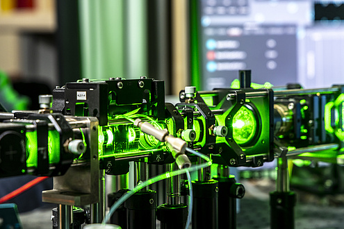 Ein Glasrohr, das eine Flüssigkeit enthält, wird von einem Laserstrahl durchleuchtet.