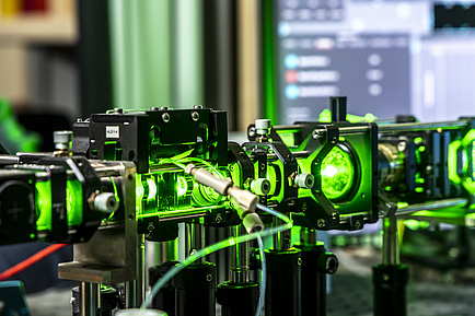Ein Glasrohr, das eine Flüssigkeit enthält, wird von einem Laserstrahl durchleuchtet.