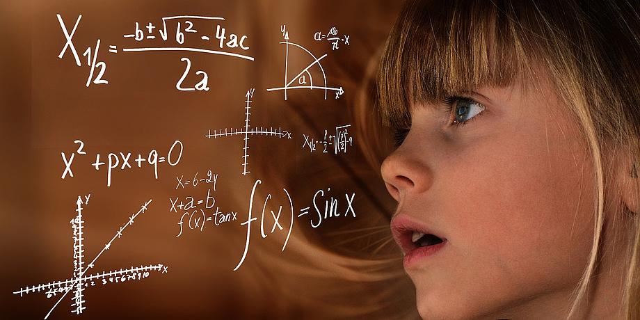 Mädchen und Tafel mit mathematischen Formeln