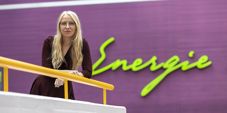 Lia Gruber steht vor dem Schriftzug "Energie".