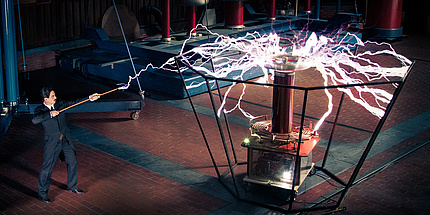 Schauspieler als Nikola Tesla verkleidet bei einem Versuch im Nikola Tesla Labor.