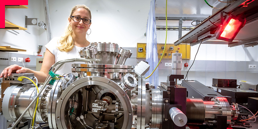 Junge Frau mit Brille im Physik-Labor.