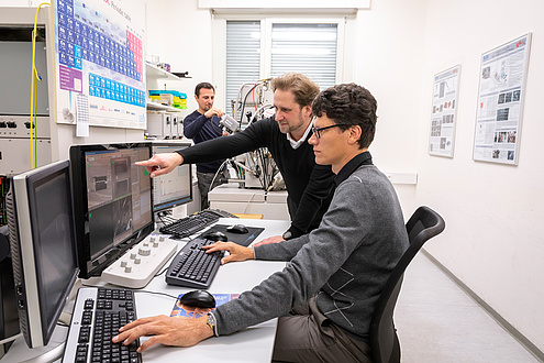 Zwei Forscher am Schreibtisch bei Computerarbeit