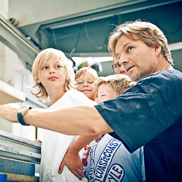 Ein Mann und drei Kinder. Bildquelle: Sporer – TU Graz