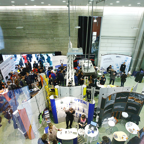 TU Graz is represented at an information exhibition amongst other stands. Photo source: alumniTUGraz 1887 - Nestroy