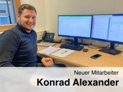 Alexander Konrad sitzt am Tisch vor seinem PC.