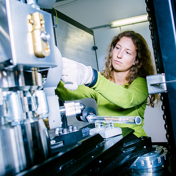 A woman in a laboratory works with a technical device.