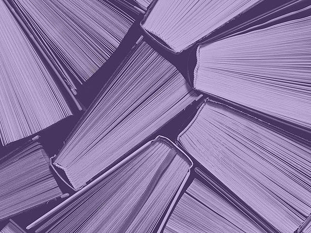 Bücher mit violettem Farbfilter darüber gelegt