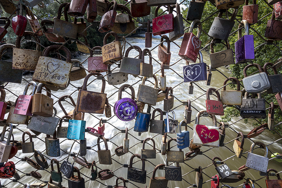 Love locks on the railing of the Erzherzog-Johann-Bridge in Graz.