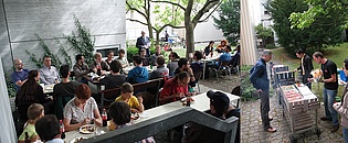 Prof. Heitmeir holding a speech during our annual barbecue (left)! Thanks to everyone for taking part! And a special thanks to our organizers and grill masters!