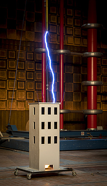 Blitzeinschlag in das Modell eines Hochhauses.