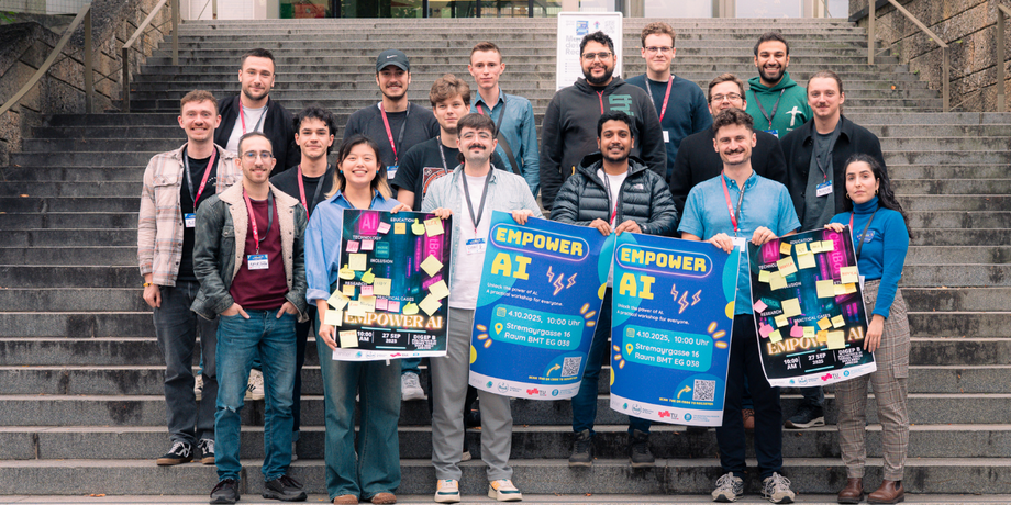 Gruppenfoto von 17 Studierenden die mit "Empower AI"-Plakaten auf einer Treppe stehen.