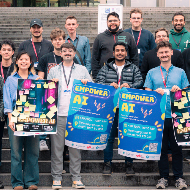 Gruppenfoto von 17 Studierenden die mit "Empower AI"-Plakaten auf einer Treppe stehen.