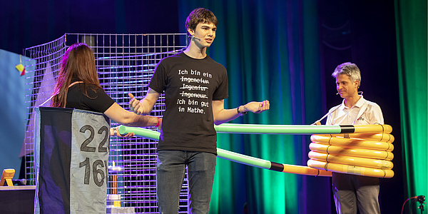 3 Leute machen eine Show auf einer Bühne