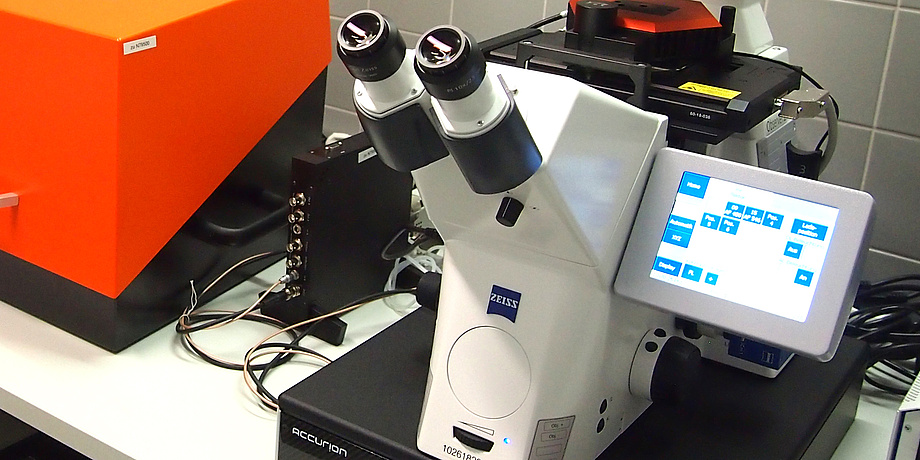 Ein Ausschnitt des neuen Mikroskops im Labor.