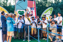 Jubende Menge - ein Mann hebt begeistert einen Pokal in die Höhe.