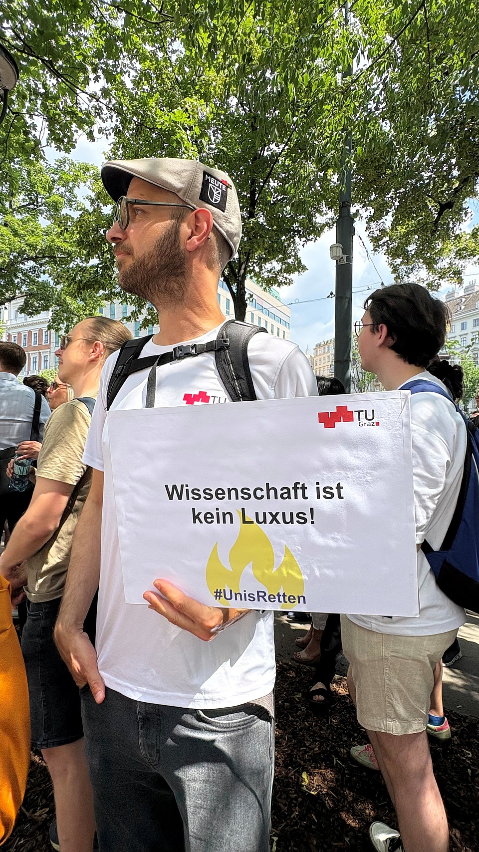 Ein Mann hält ein Demonstrationsschild