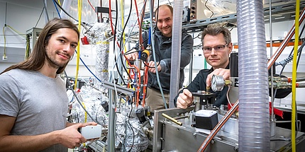 TU Graz-Forscher vor einem Femtosekunden-Laser