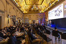 Personen in der Aula der TU Graz