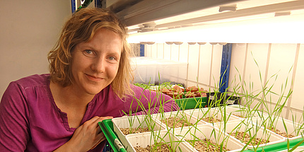 TU Graz-Umweltbiologin Christin Zachow mit Jungpflanzen im Labor.