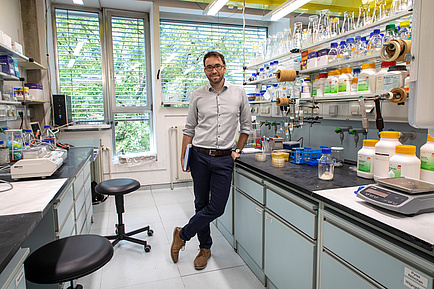 TU Graz researcher in the laboratory