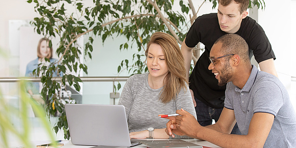Students of the study focus Information Security of the TU Graz in front of a notebook computer