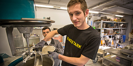 Ein Mitarbeiter am Institut für Materialprüfung und Baustofftechnologie arbeitet im Labor an der Zusammensetzung der pulverförmigen Stoffe von Beton.