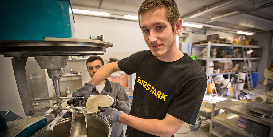 Ein Mitarbeiter am Institut für Materialprüfung und Baustofftechnologie arbeitet im Labor an der Zusammensetzung der pulverförmigen Stoffe von Beton.