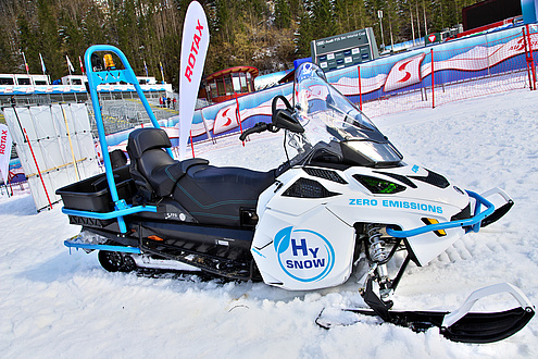 Ein Schneemobil in Winterlandschaft