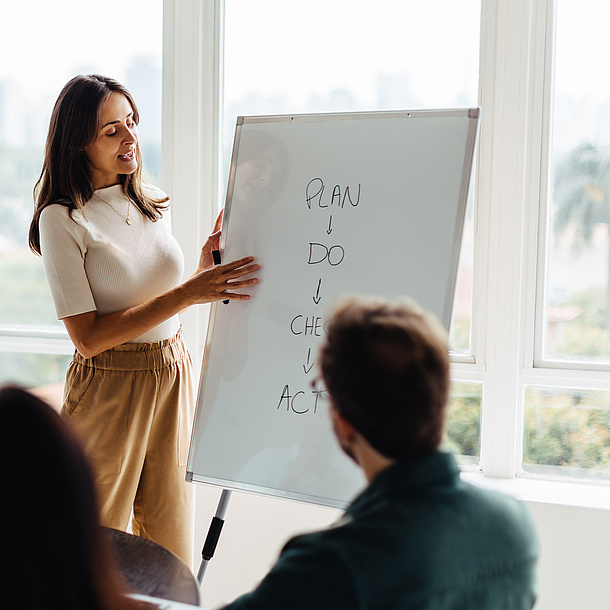 Woman explains organizational change on a flipchart