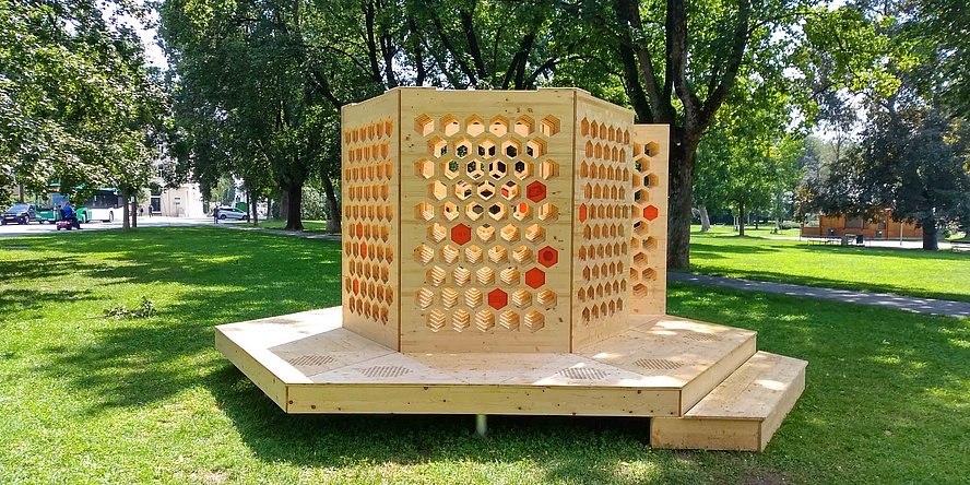Wabenförmige Holzraum auf Podest in einem Park