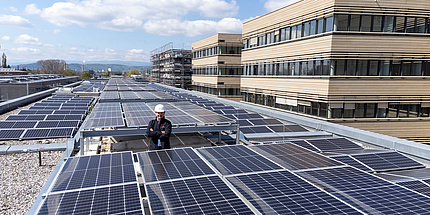 Dachlandschaft mit Photovoltaik-Anlage