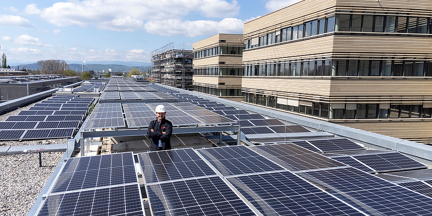 Dachlandschaft mit Photovoltaik-Anlage