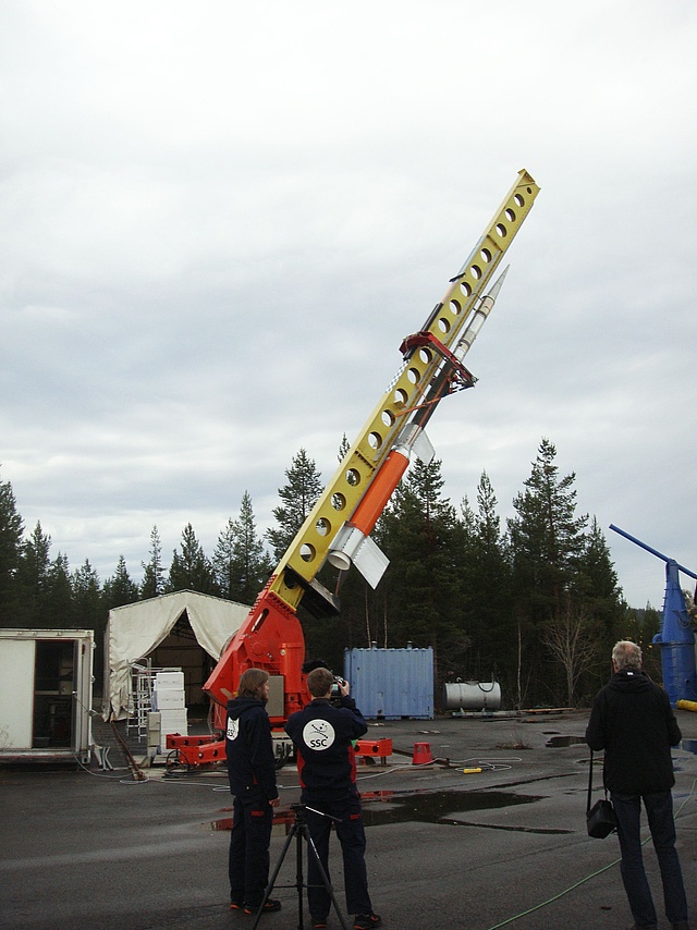 Die O-States Nutzlast an der Spitze einer zweistufigen Rakete. Die Startrampe wird gerade aufgerichte (ESRANGE, Schweden, Oktober 2015)