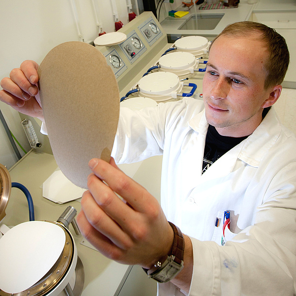 Man at work in the laboratory. Photo source: Lunghammer - TU Graz