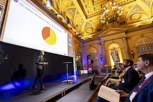 Merit Bodner auf der Bühne der Aula der TU Graz