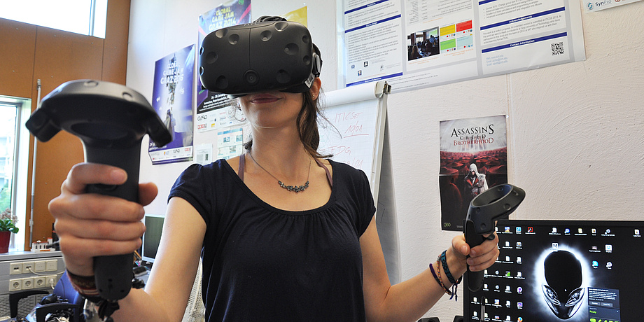 Johanne Pirker mit Virtual Reality-Brille.