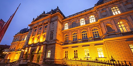 Historisches Gebäude Orange bestrahlt