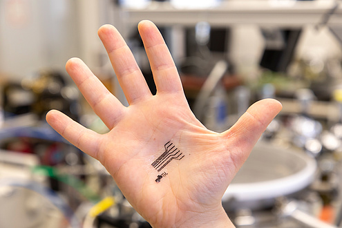 Innenhand mit Tattoo-Sensor