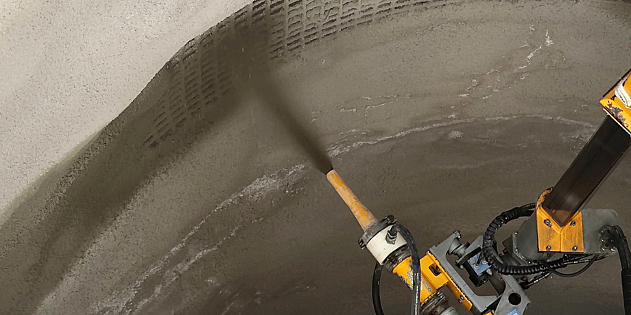 Shotcrete nozzle, which applies shotcrete to the tunnel wall