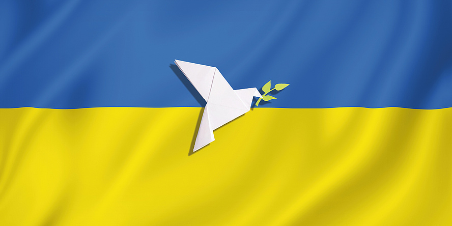 Ukrainische Flagge mit einer weißen Taube