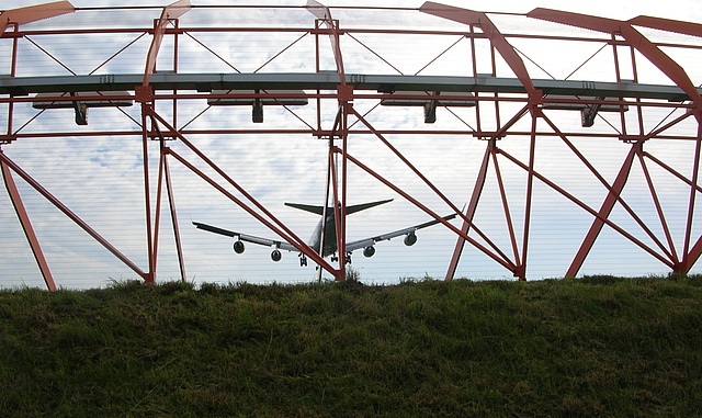 [Translate to Englisch:] ILS Antenne & Flugzeug im Landeanflug