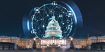 Das Kapitol in Washington bei Nacht, umgeben von einem Social-Media-Hologramm.