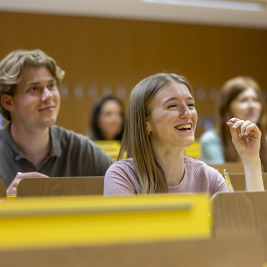 Studierende folgen im Hörsaal einer Lehrveranstaltung.
