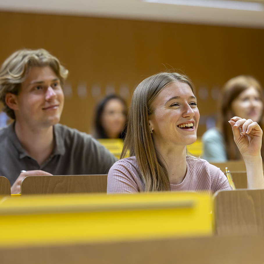 Studierende folgen im Hörsaal einer Lehrveranstaltung.