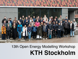 Gruppenfoto der Teilnehmer des 13. Open Energy Modelling Workshops vor einem Gebäude der KTH Stockholm.