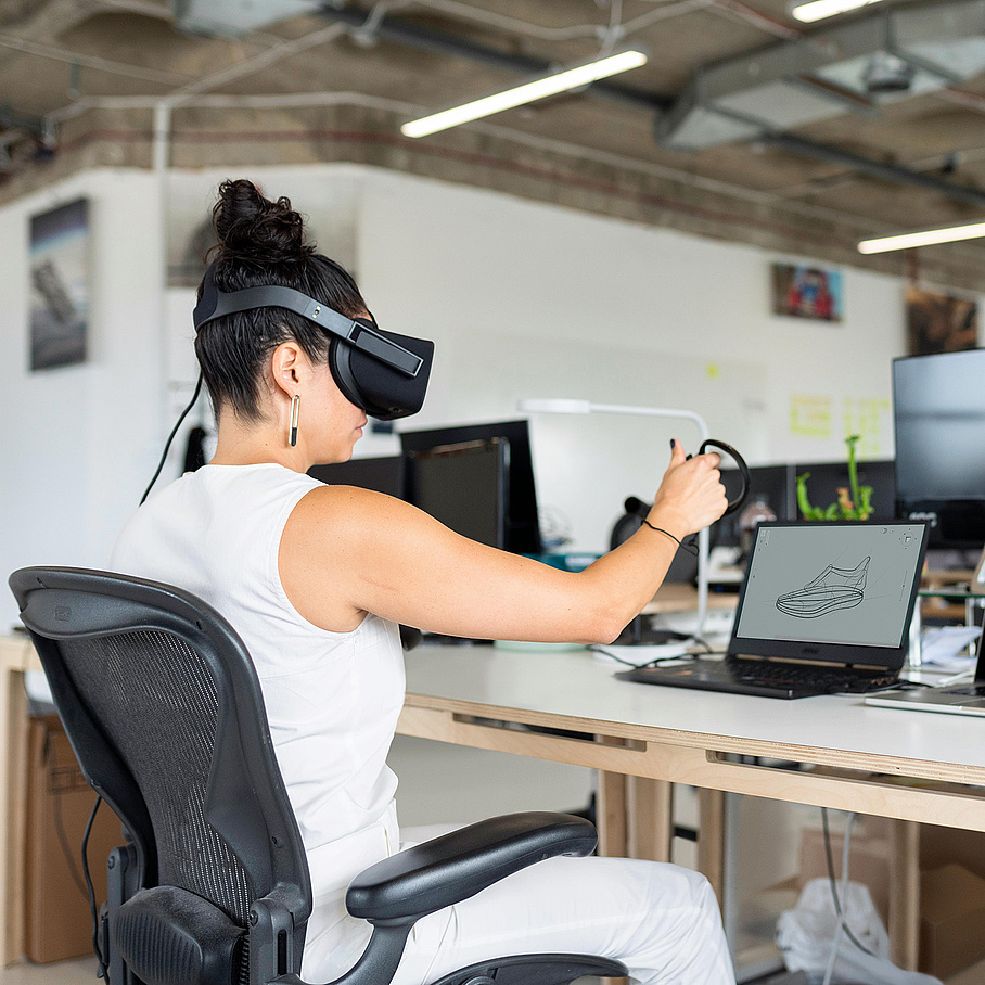 Frau mit VR-Brille. Fotocredit: Pexels/ThisIsEngineering