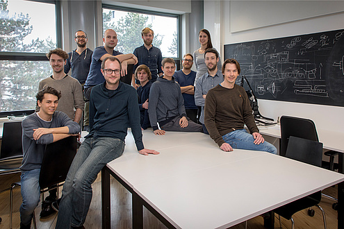 Forschungsgruppe in einem Büro der TU Graz am Campus Inffeldgasse